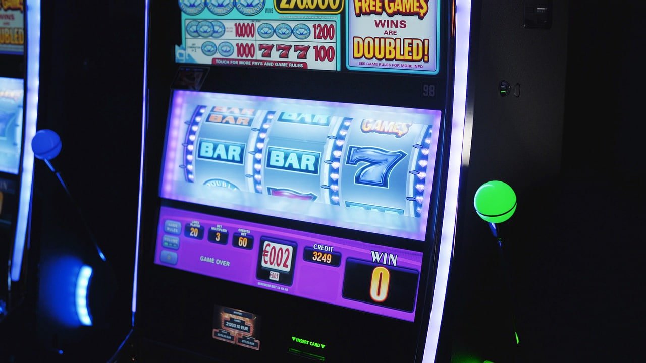 rans777 live baccarat table on mobile phone screen